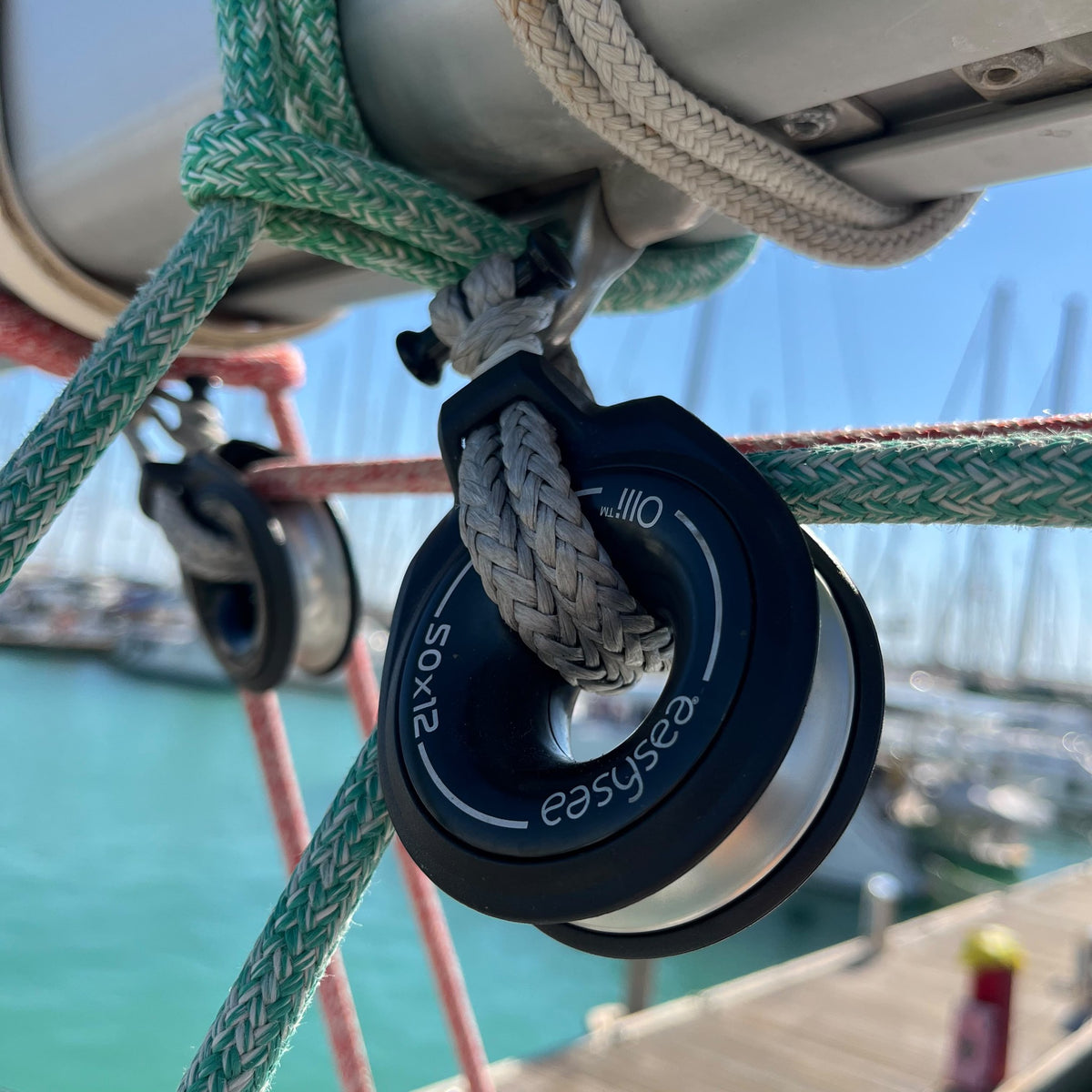 Easysea Olli anti-shock snatch block M 50x12 attached to the boom with a Dyneema soft shackle, red line running through