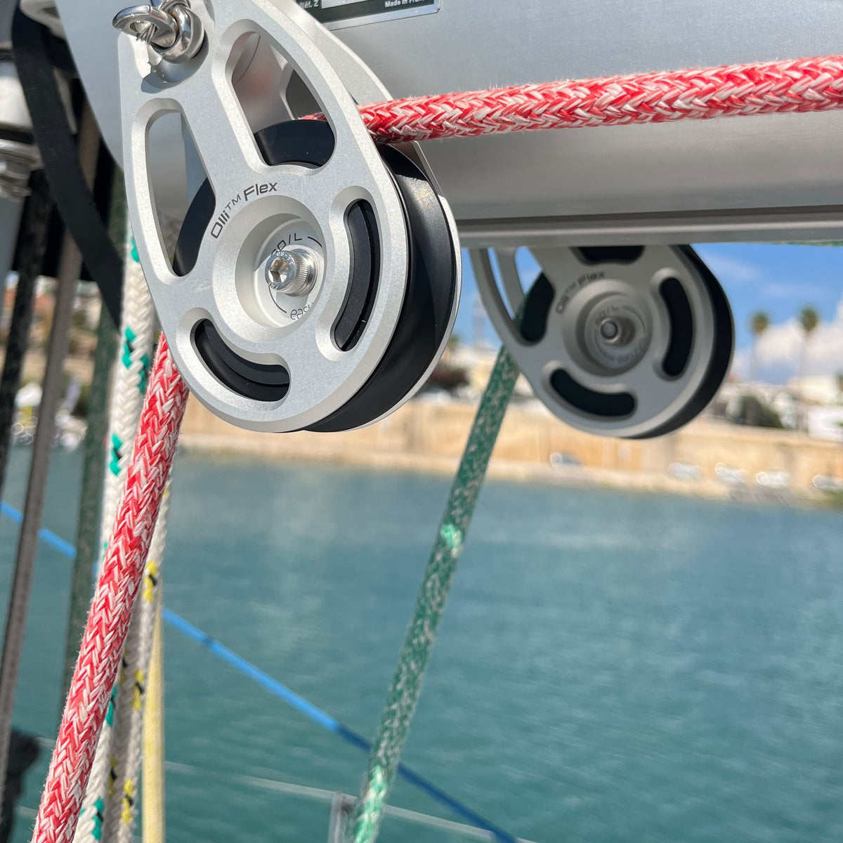 Two Olli Flex 60 L blocks mounted under the boom, red and green sheets running aft