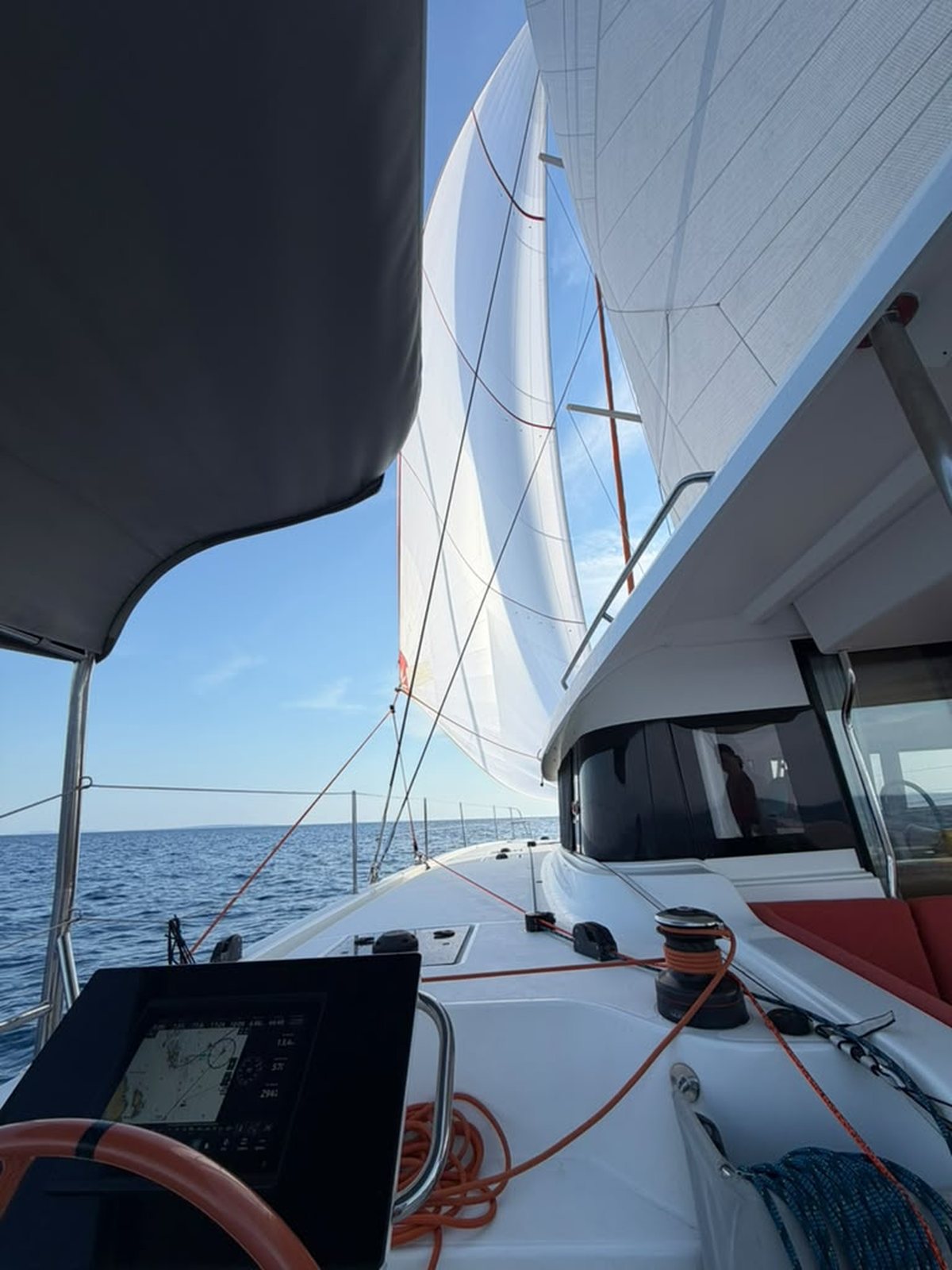 Catamaran zeilend onder code 0, foto uit de betatest